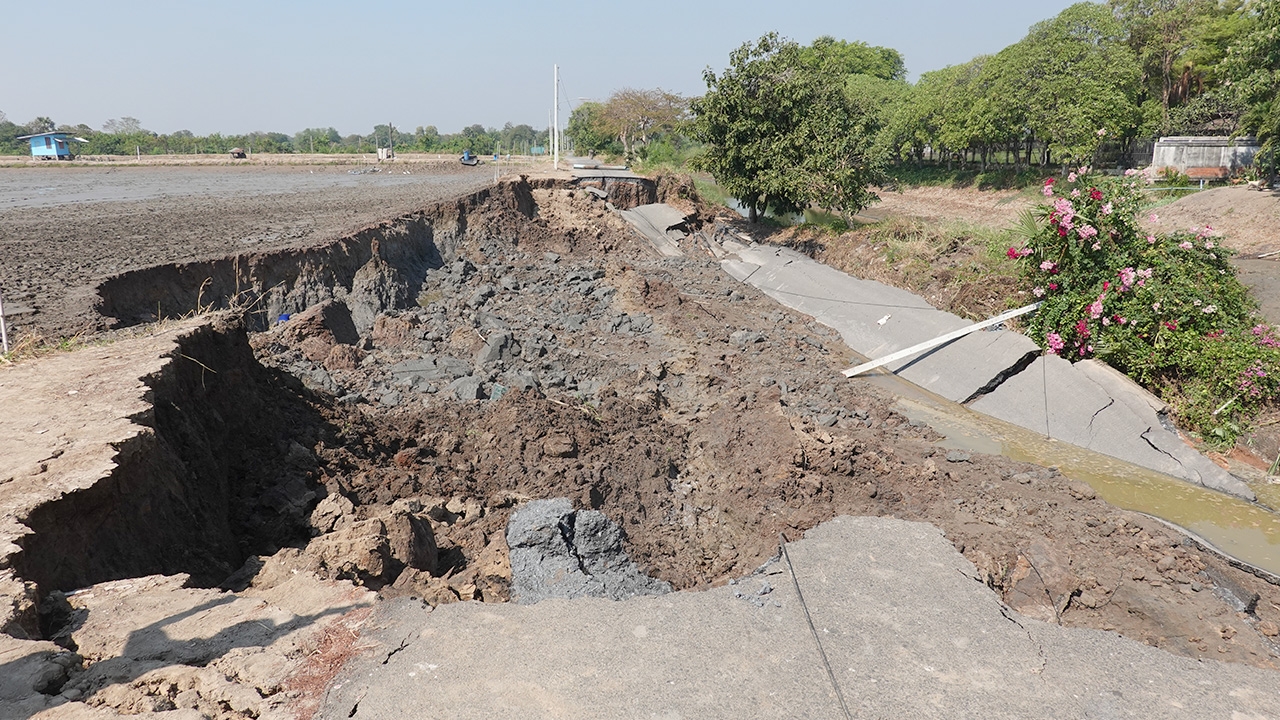 เจ้าของเครียด คันดินบ่อกุ้งพัง หลังสไลด์ลงคลองแถมถนนทรุดเสียหายหลายแสน