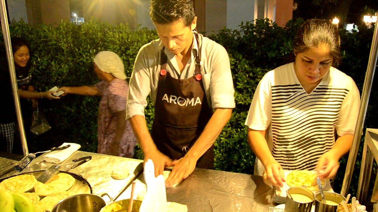 พ่อค้าตัวอย่าง ยืนกรานไม่ขายโรตีสด ยอมรับยังมีวัยรุ่นมาซื้อเพียบ