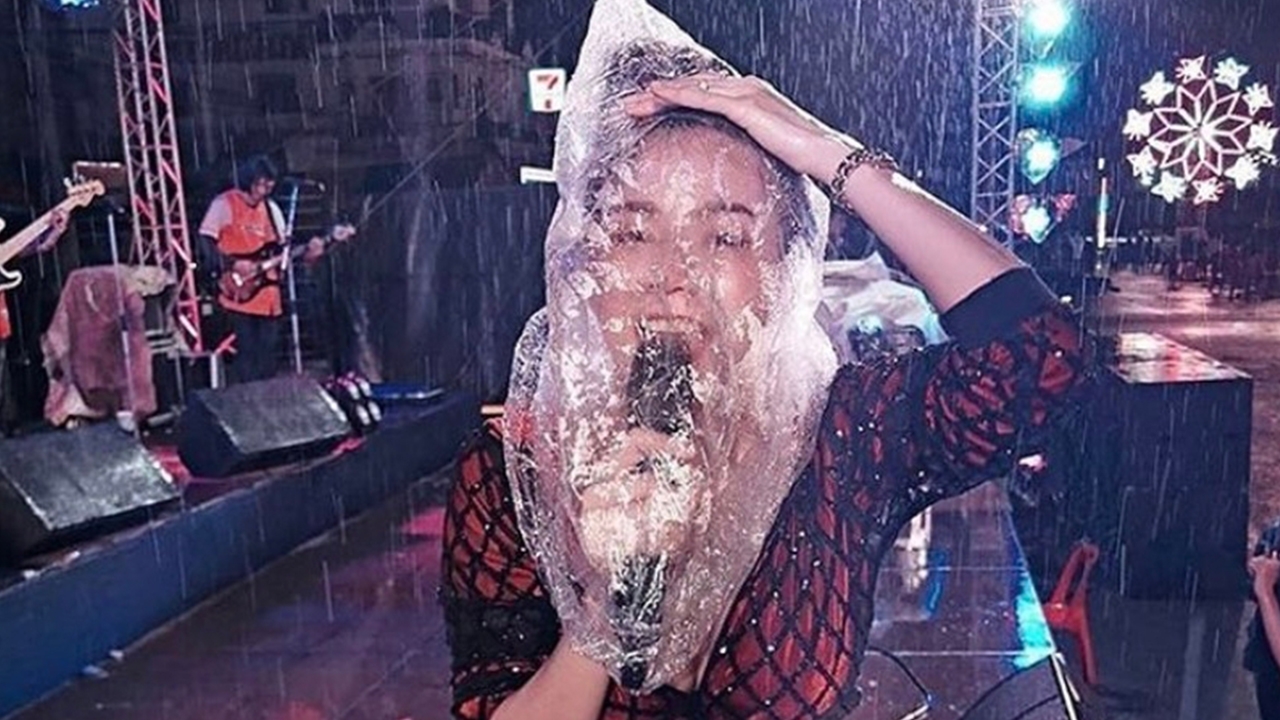 จ๊ะ อาร์สยาม ไม่กลัวไฟดูด-ฟ้าผ่า เอาถุงคลุมหัวยืนตากฝนร้องเพลง