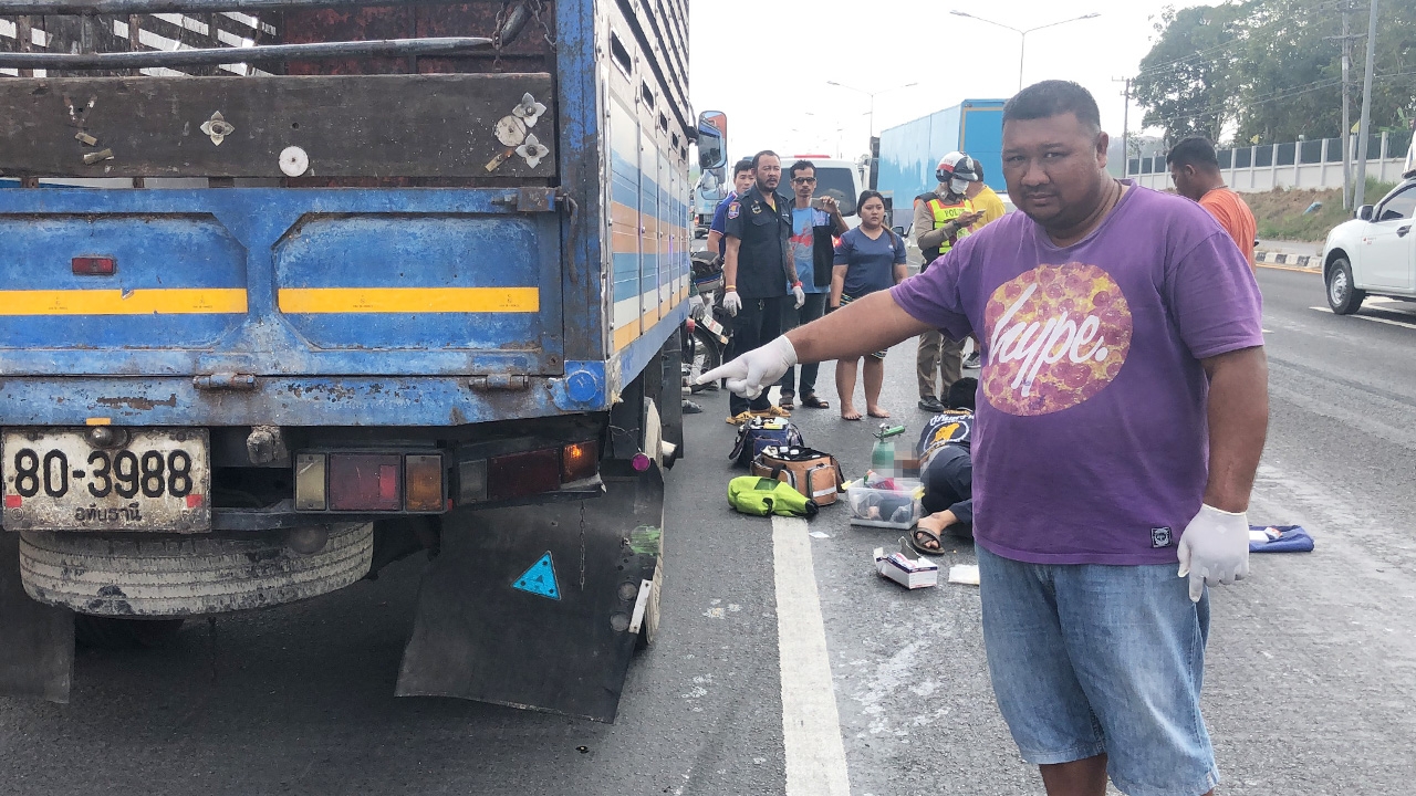 ผัวขี่ซาเล้งหาของเก่า ไม่ทันมอง 6 ล้อจอดอยู่ เสยท้ายเต็มแรงเมียดับ