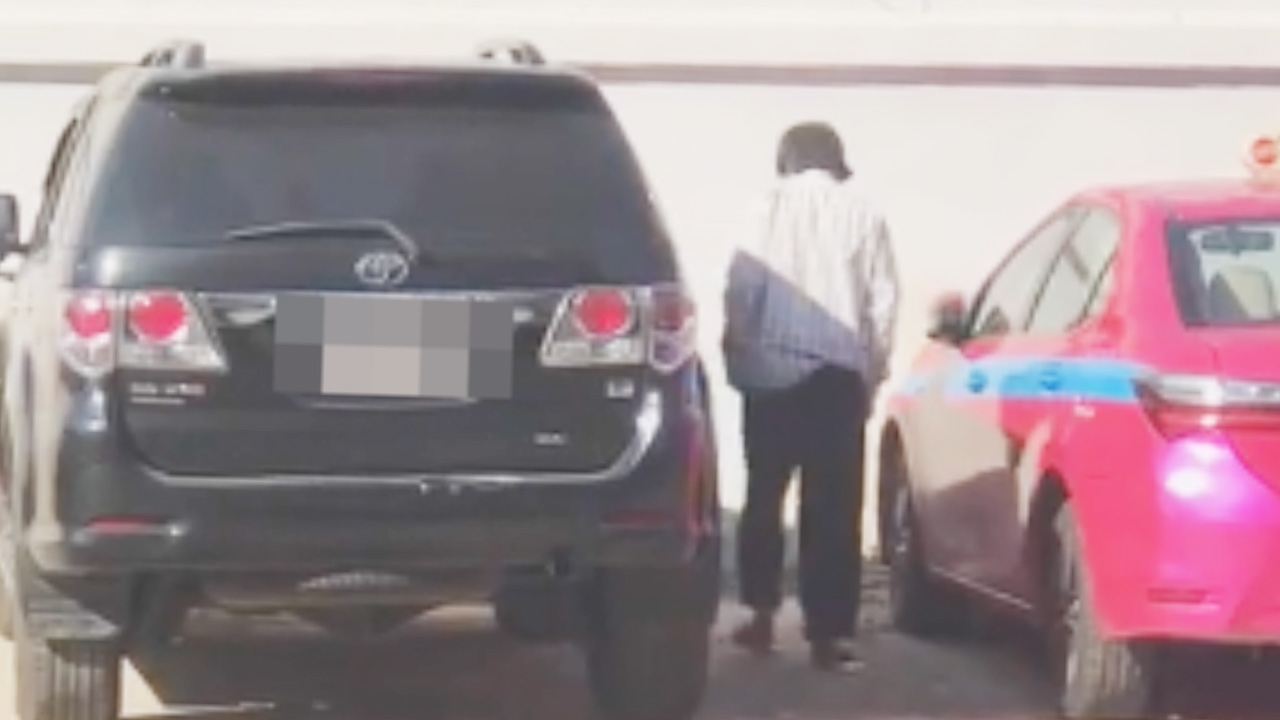 ลุงขอทานฟอร์จูนเนอร์ ใช้ทะเบียนปลอม แม่ค้าสงสัย จับถอดแว่น เจอด่ากลับ (คลิป)