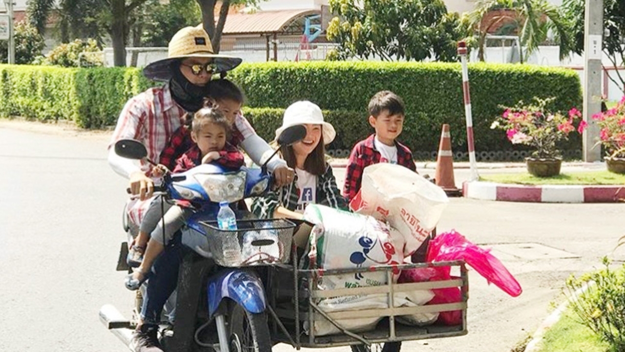 กาย-ฮารุ จับลูกนั่งรถเครื่องพ่วงข้าง เก็บเศษขยะขายกลางแดดร้อน