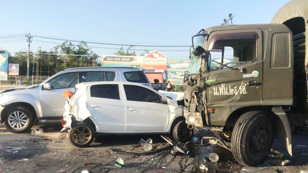 พลทหารซิ่งจีเอ็มซี ชนแหลก 13 คันรวด วัดแอลกอฮอล์ทะลุ 200 มก.