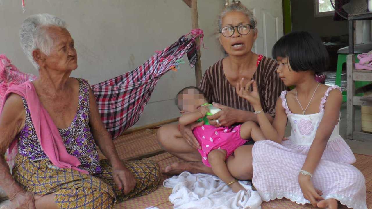 สุดเวทนา ย่าเลี้ยงหลานแฝดด้วยนมข้นหวาน แม่เบิกค่าเลี้ยงดูจาก อบต. หนีหาย 