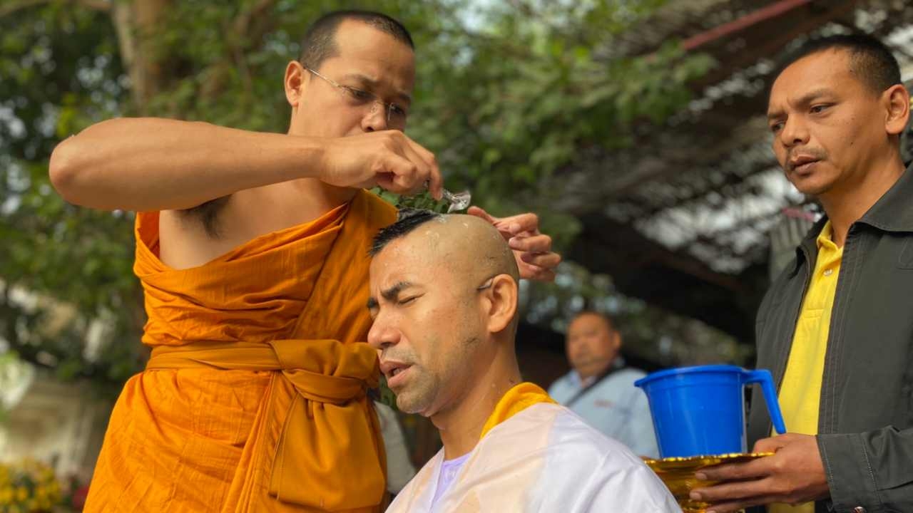 บิ๊กโจ๊ก ปลงผมเข้าโบสถ์ บวชแล้วที่วัดไทยพุทธคยา ฉายา สุรเชฏฺฐโพธิ