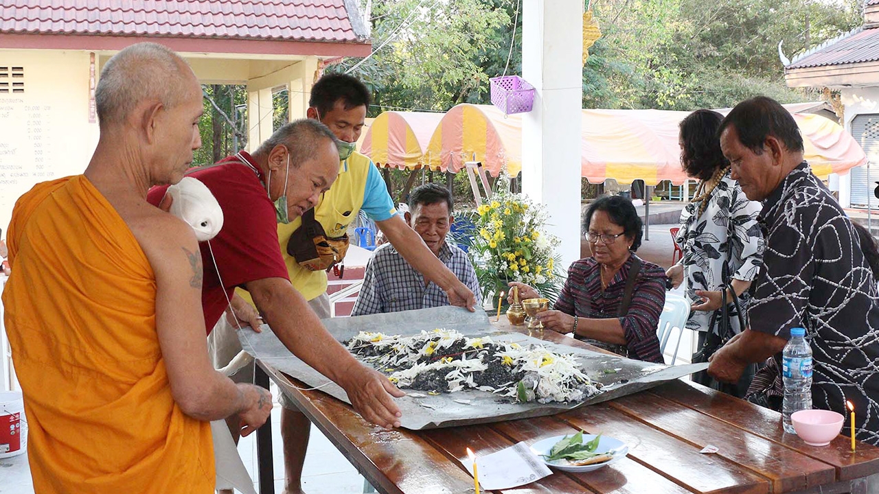 พ่อแม่สุดเศร้าเผาพระลูกชาย นำเถ้ากระดูกกลับบ้าน วอนตร.เร่งจับคนร้าย