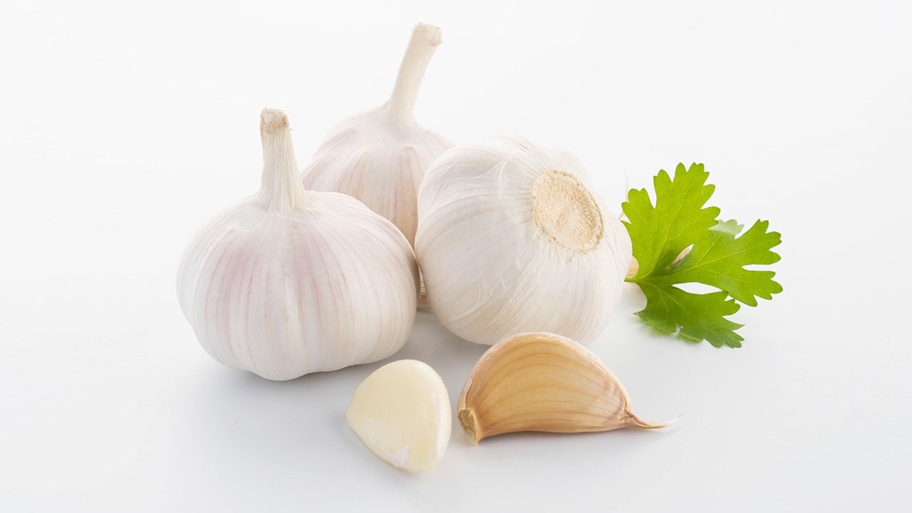 ข่าวมั่วอีกแล้ว ดื่มน้ำกระเทียมป้องกันเชื้อไวรัสโคโรน่า ไม่เป็นความจริง