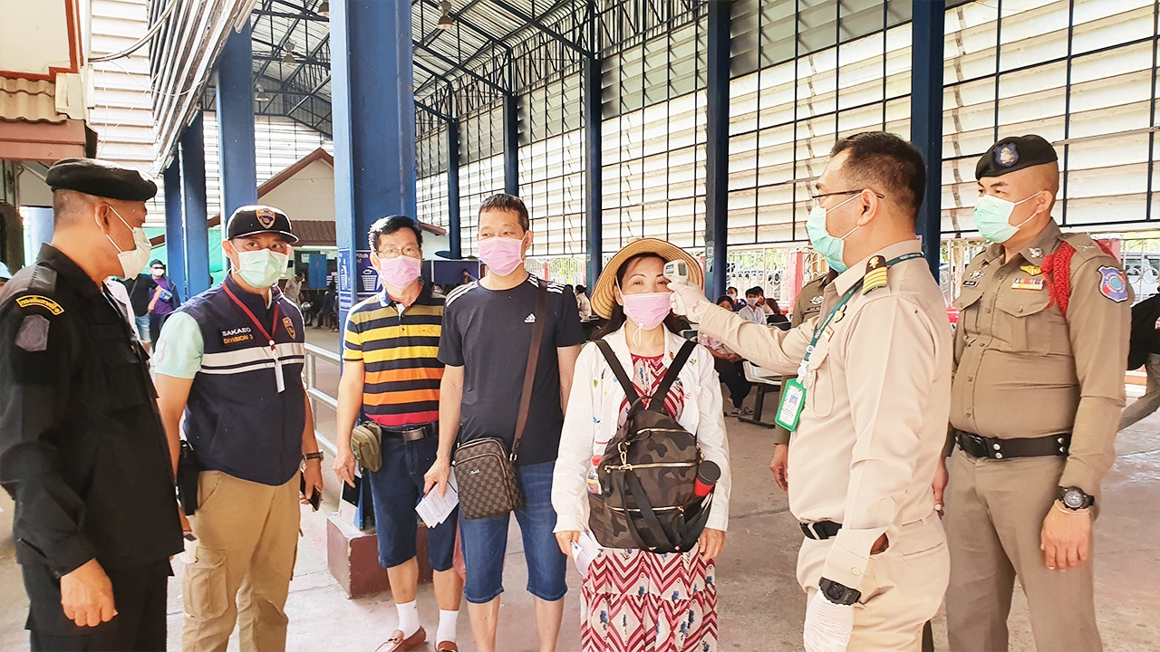 ตม.สระแก้ว แจกหน้ากากอนามัย-สแกนอุณหภูมิ เพิ่มความมั่นใจสกัดไวรัสโคโรน่า