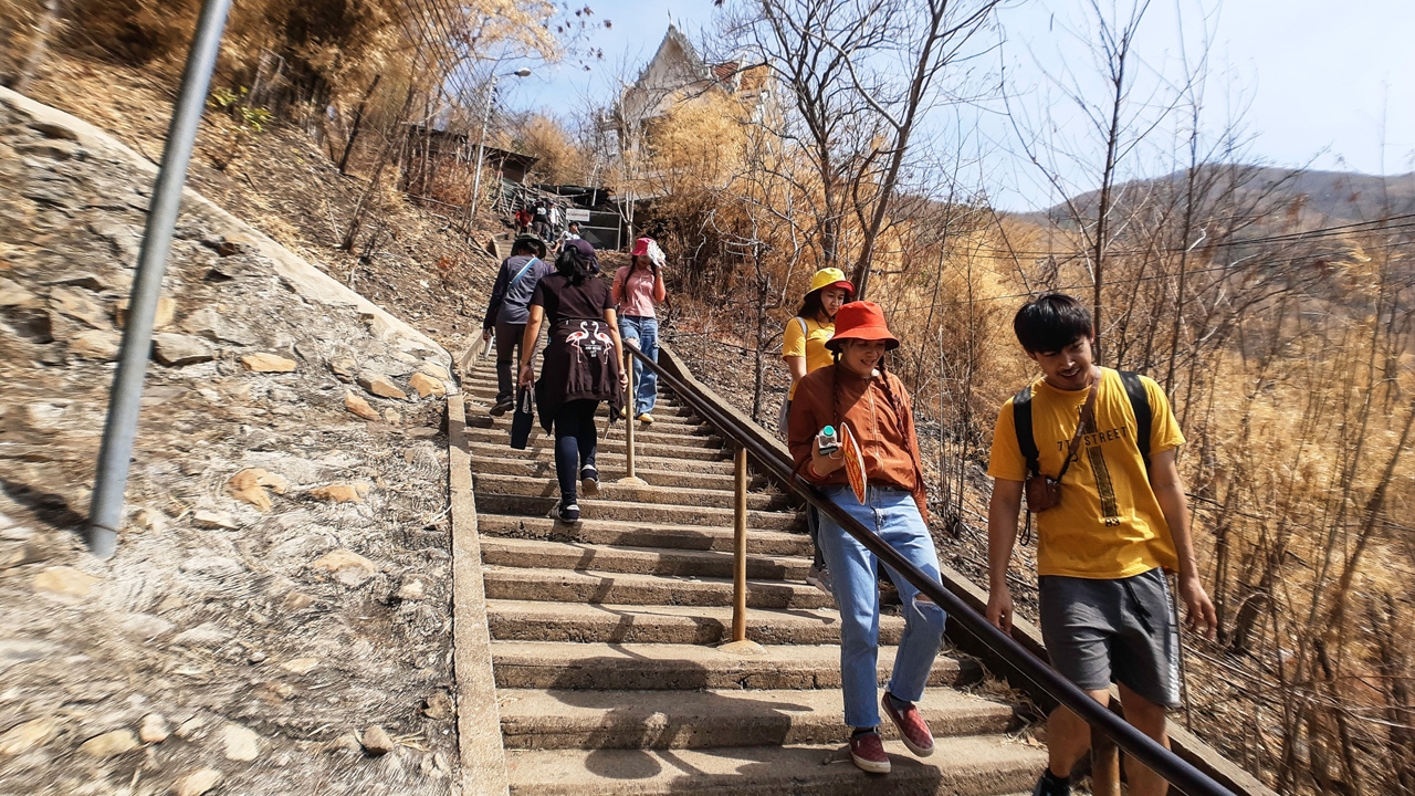 หนีฝุ่นพิษ PM 2.5 พิชิต "เขาวงพระจันทร์" นมัสการรอยพระพุทธบาท