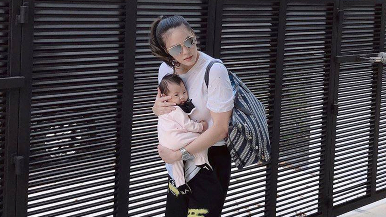 โมเมนต์แม่ลูก เจนี่ อุ้ม น้องโนล่า โพสท่าสุดเท่ ดูแล้วอบอุ่น