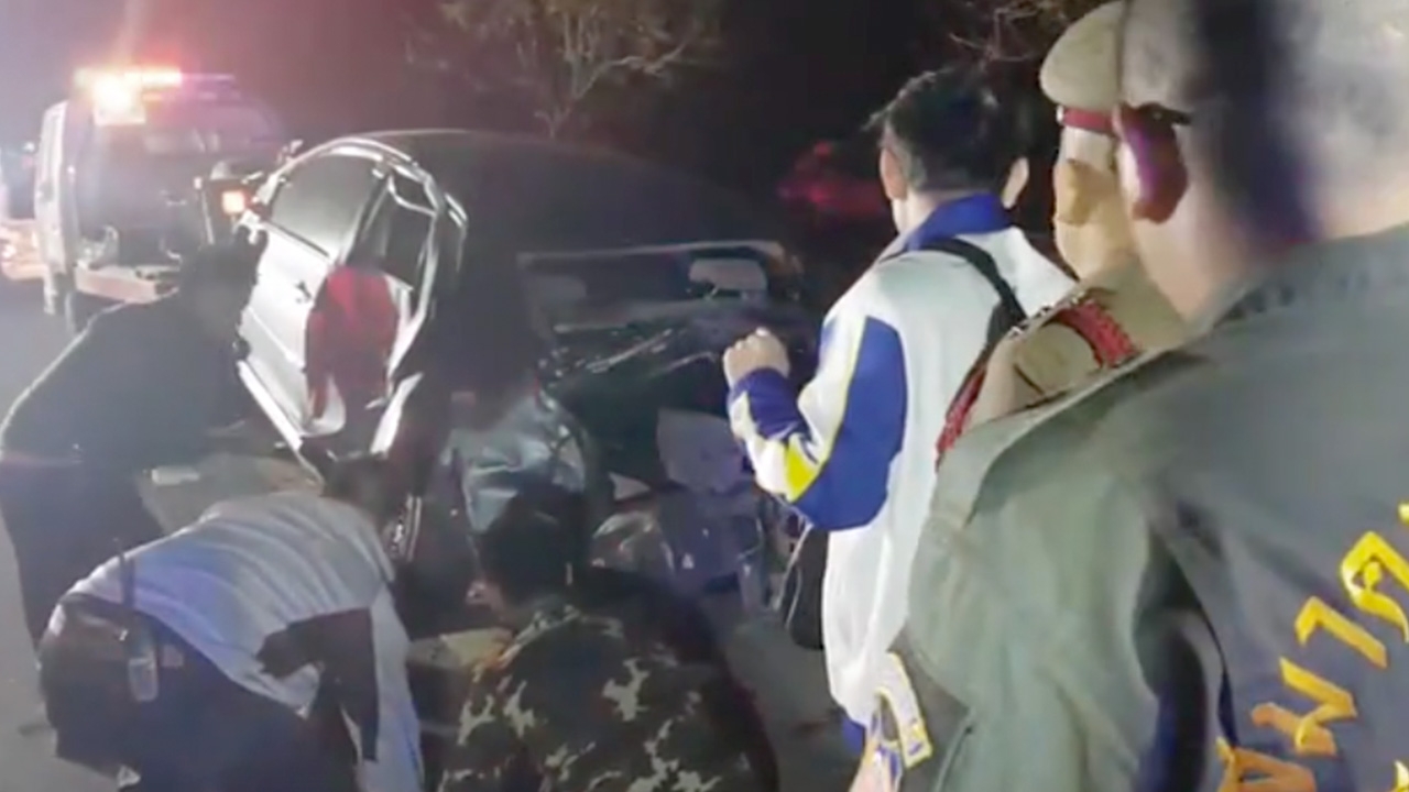 เก๋งพลิกคว่ำ กู้ภัยลำปางหาคนขับไม่เจอ สุดท้ายเจอศพในพงหญ้าอีกฝั่งถนน