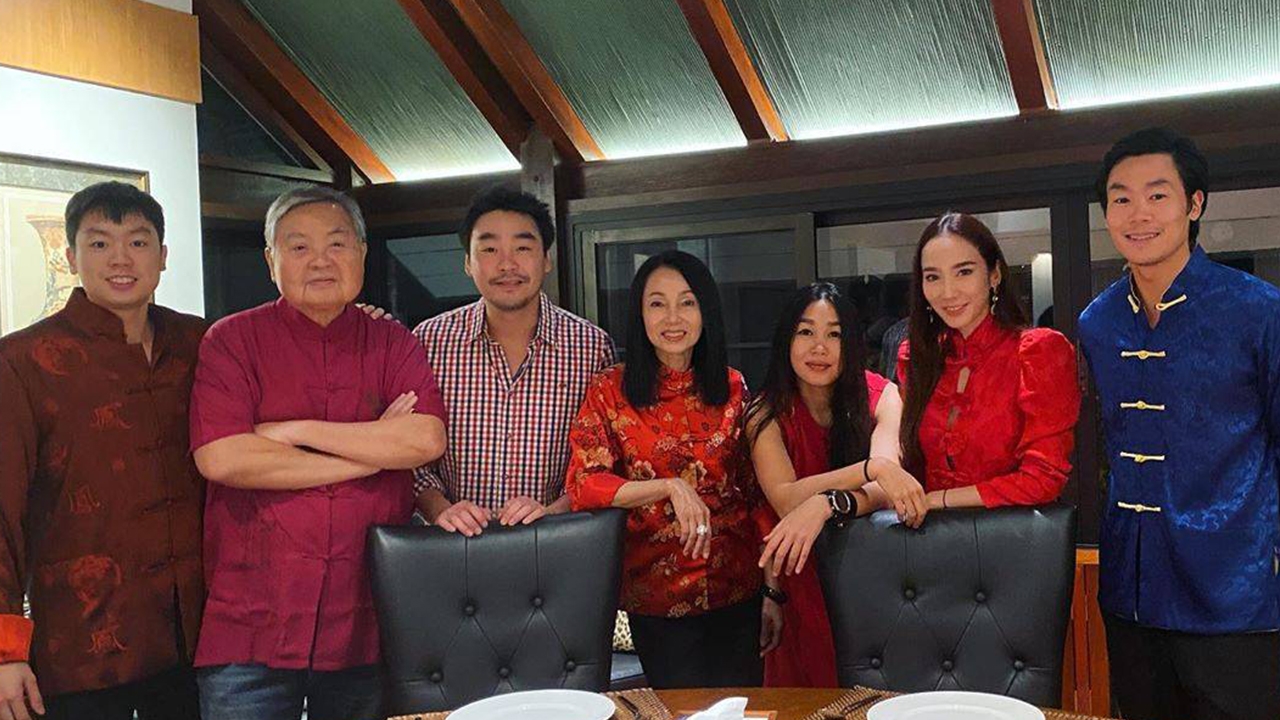 เผยภาพอบอุ่น อั้ม พัชราภา ร่วมเฟรมครอบครัว ไฮโซพก ในวันตรุษจีน