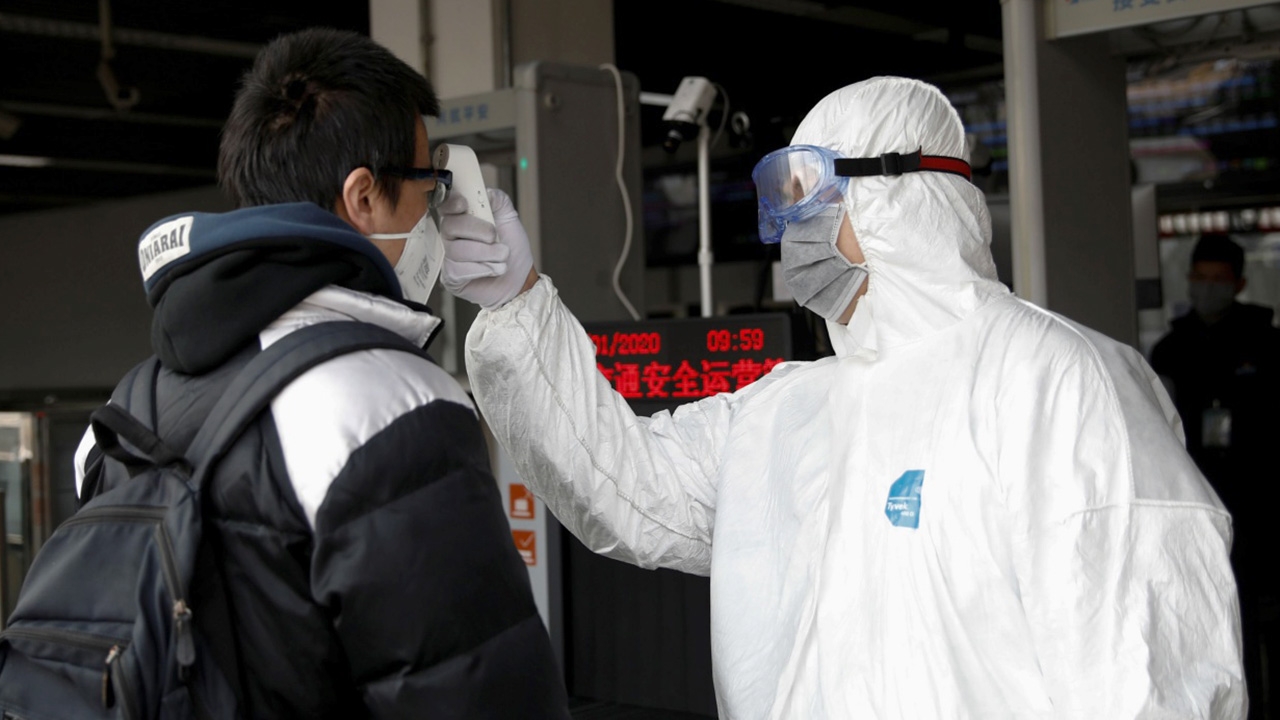 เหยื่อไวรัสโคโรน่า พุ่ง 80 พบตายรายแรกในเซี่ยงไฮ้ นายกฯจีนลง พท.อู่ฮั่น