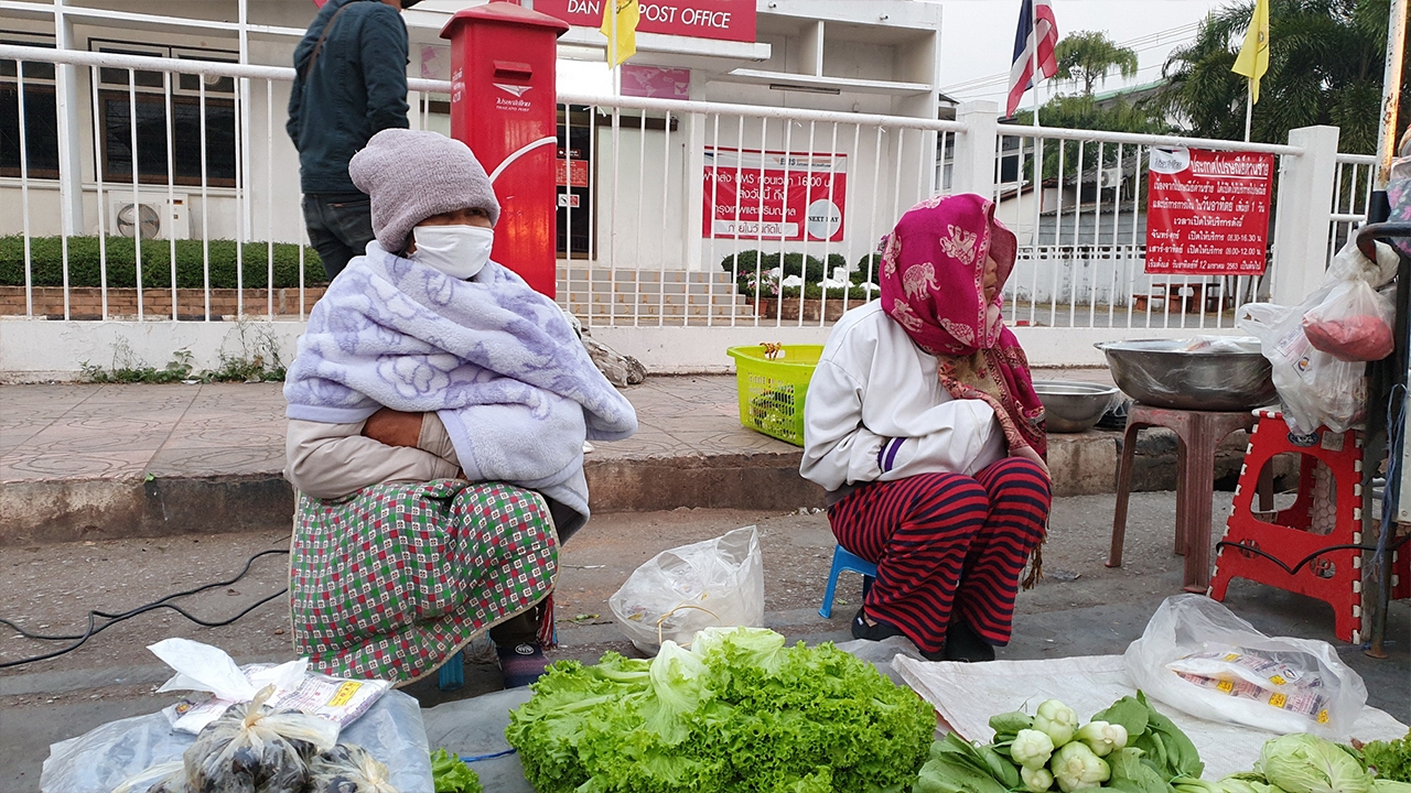 เลยเจอหนาวต่อเนื่อง แม่ค้าห่มผ้าขายผักในตลาดด่านซ้าย เย็นต่ำสุด 8 องศาฯ 
