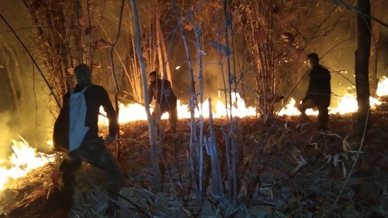 ใครมาเผา ทหาร ฉก.กรมทหารราบที่ 4 เร่งช่วยคุมไฟป่าข้างเรือนจำที่แม่สอด