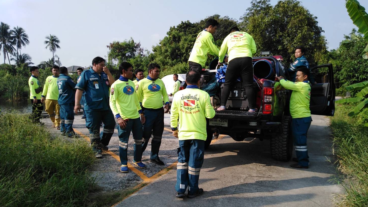 ตร.นำนักประดาน้ำมาที่บ่อในบ้าน "ไอซ์ หีบเหล็ก" รอหมายค้นงมหาหลักฐาน