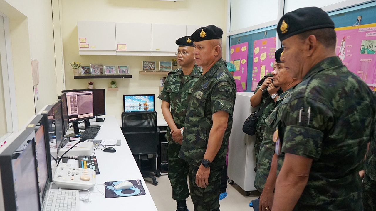 ผู้ช่วย ผบ.ทบ.ลงพื้นที่ เยี่ยมกำลังพลที่ค่ายวชิราวุธ เมืองคอน