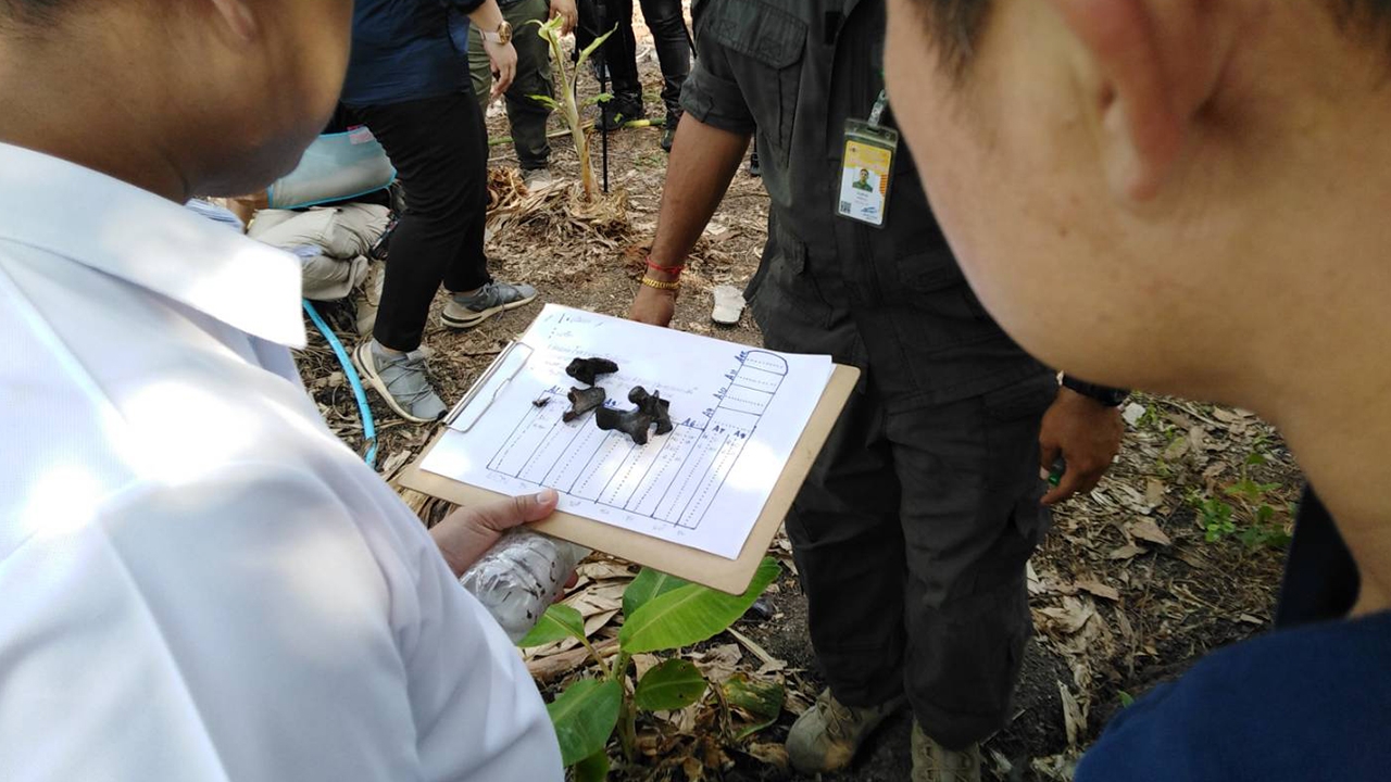 นักประดาน้ำงมในบ่อน้ำหลังบ้าน "ไอซ์ หีบเหล็ก" พบกระดูกกับมีดพร้าเพิ่ม