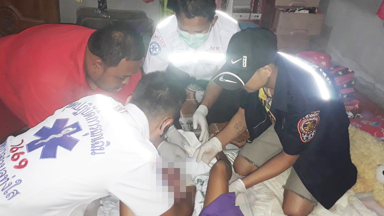 คุณแม่วัย 23 คลอดลูกในบ้าน ทารกเพศชายสุดจิ้มลิ้ม คอหวยยิ้มส่องเลขเด็ด