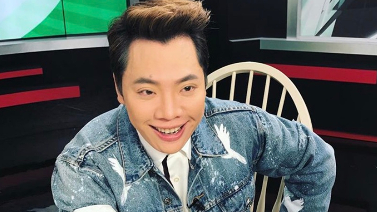 อีกแล้วนะแม่ มดดำ หลุดพูดชื่อหลังอ่านข่าว นางเอกโอโม่กับดารารุ่นพี่ผิวเข้ม 