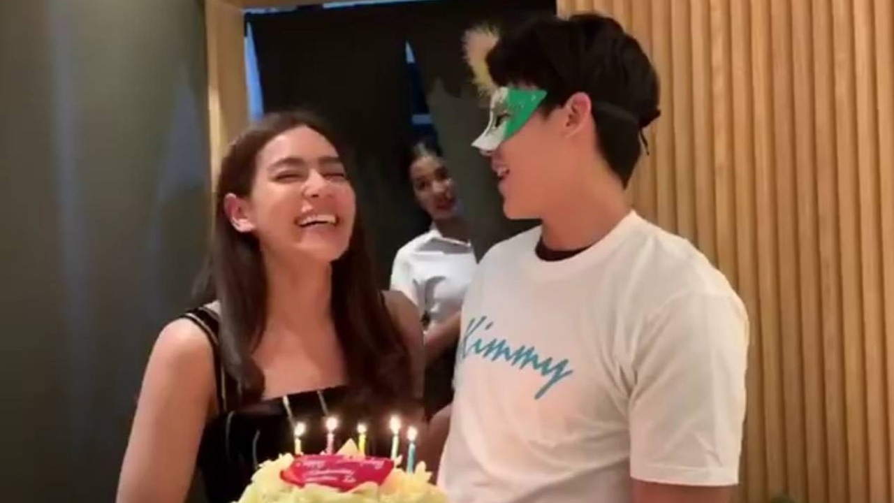 คิม ยิ้มไม่หุบ หมาก ขนแก๊งเพื่อนเซอร์ไพรส์วันเกิดอายุครบ 28 ปี (คลิป)