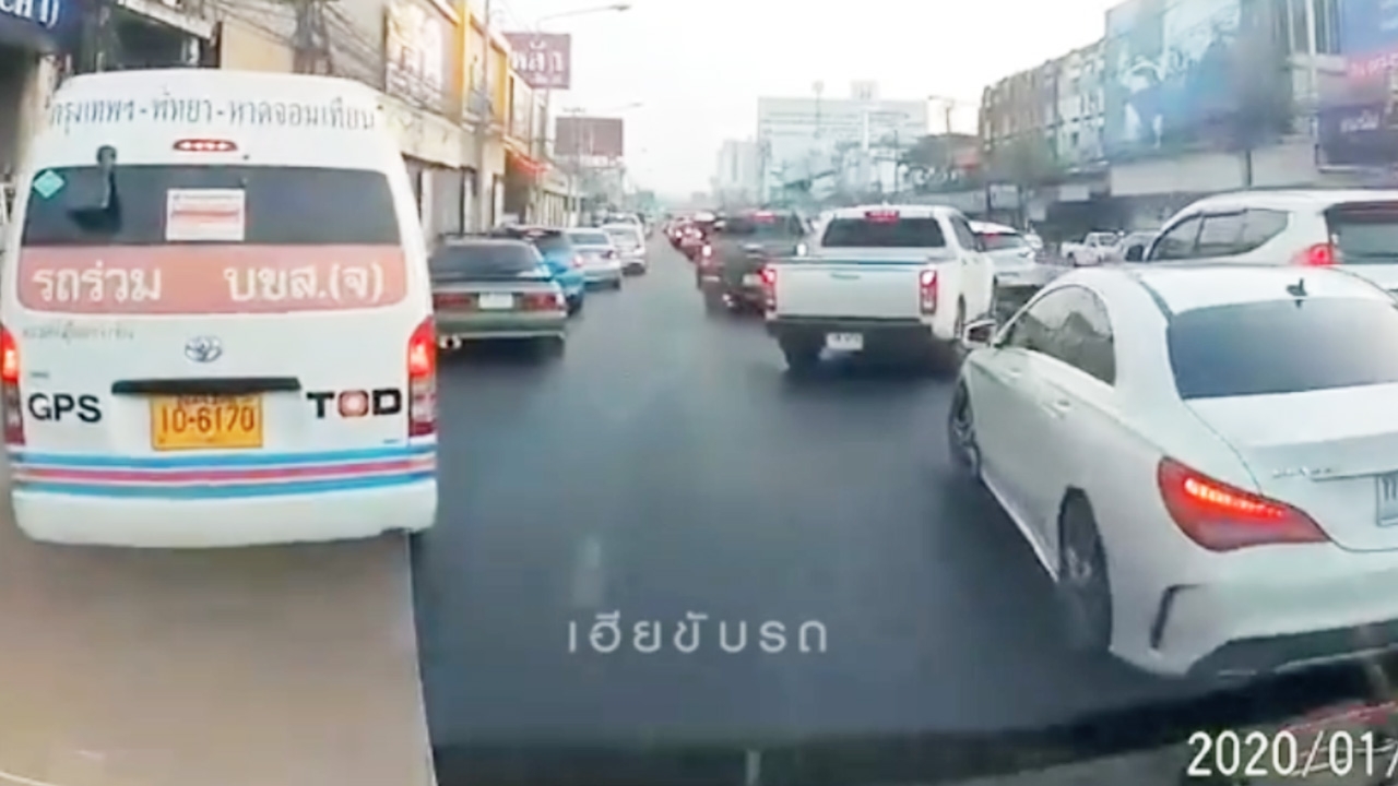 น้ำใจคนไทย พร้อมใจแหวกทาง ให้รถพยาบาลนำผู้ป่วยส่ง รพ. (คลิป)