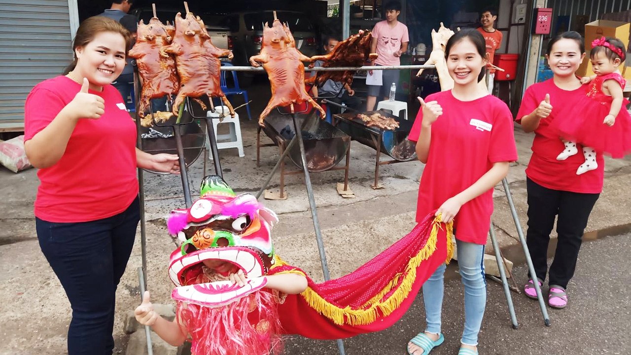 ตรุษจีนบึงกาฬ หมูหันยังขายดี ตั้งเตาขายริมถนน เริ่มที่ตัวละ 1,300 บาท