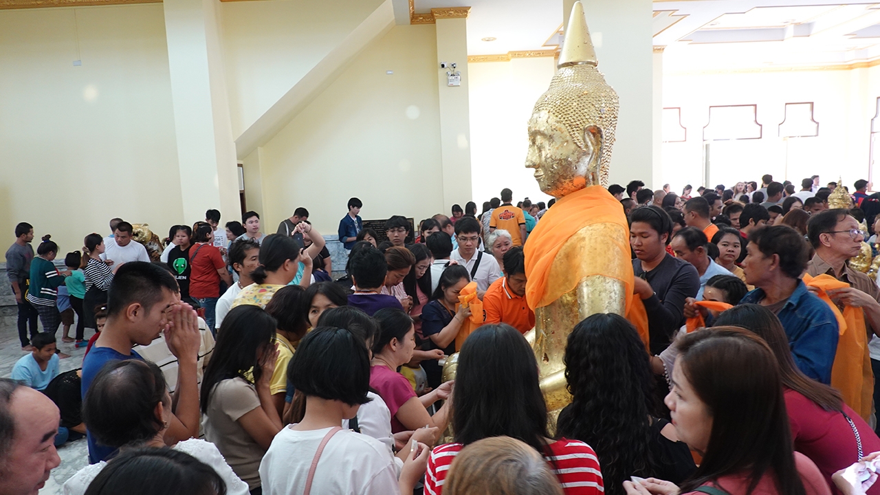 วันตรุษจีนวัดโสธรวรารามฯ คึกคัก คนแห่ไหว้ขอพรแก้ปีชง องค์หลวงพ่อโสธร