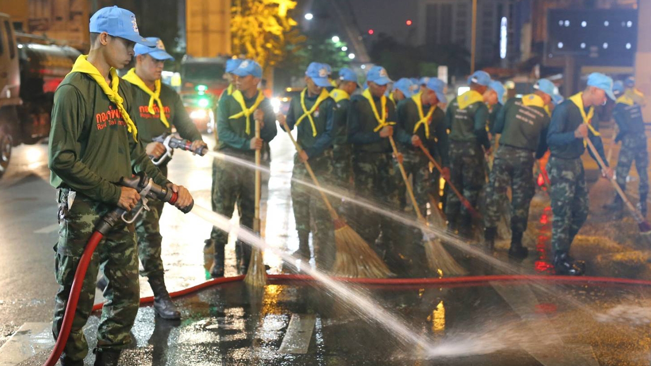กำลังพล จิตอาสา พร้อมรถน้ำ 33 คัน ร่วมล้างฝุ่นบนถนน ฟุตปาท 9 จุดใน กทม.