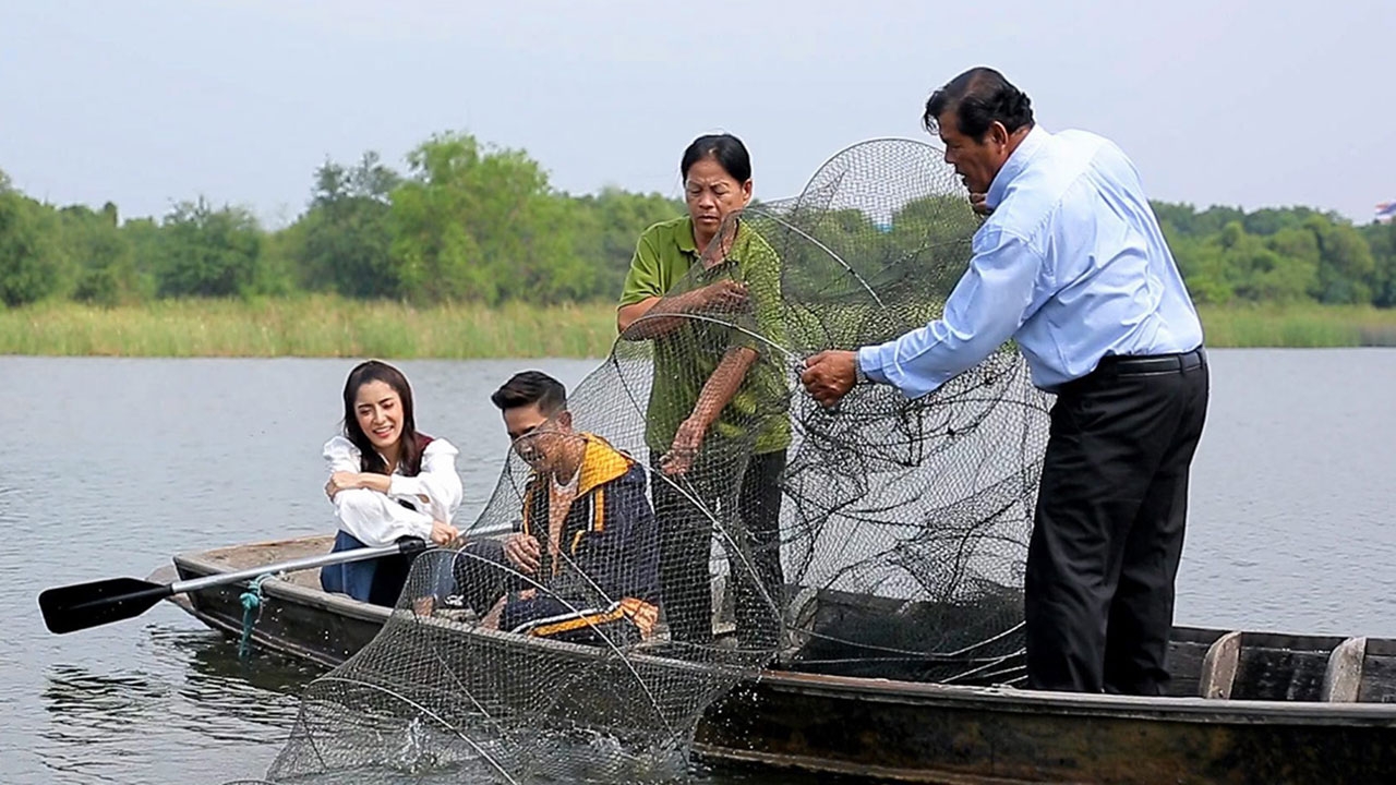 ลีลา "พิ้งค์กี้" แกะกุ้ง ในรายการ "ครัวลั่นทุ่ง"