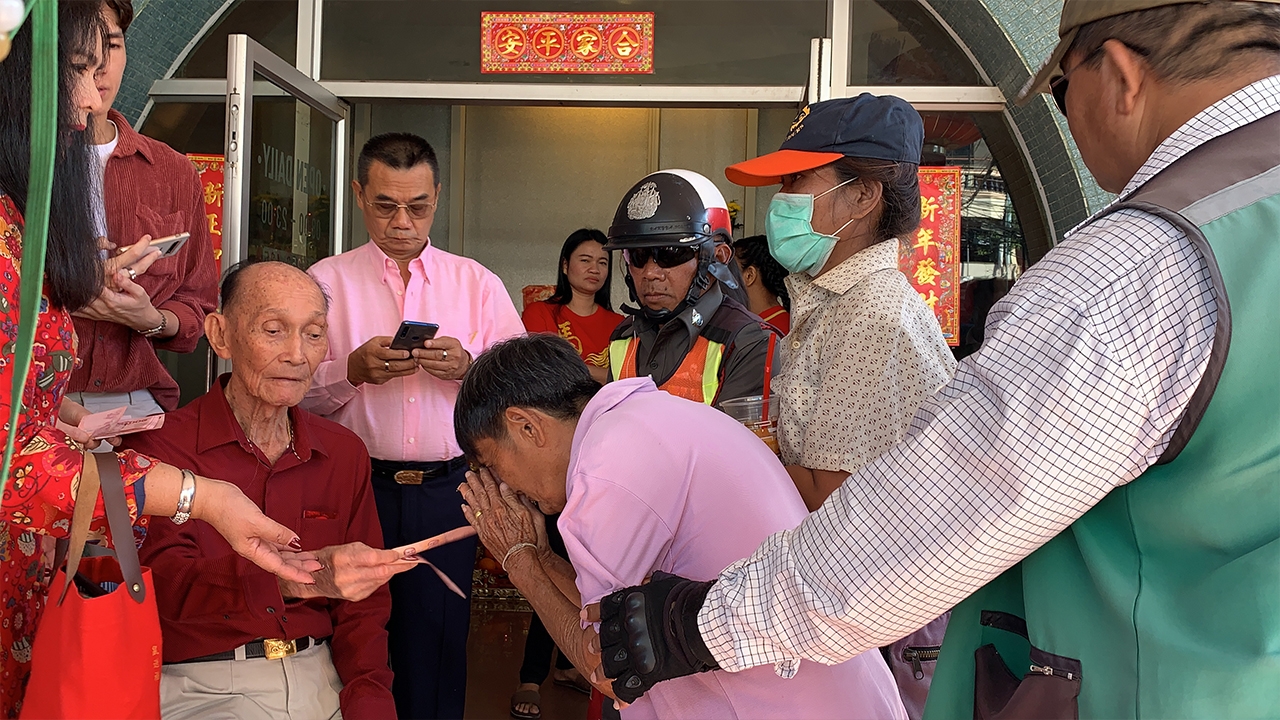 33 ปีไม่เคยขาด เศรษฐีใจบุญที่หาดใหญ่ แจกอั่งเปาให้ชาวบ้านรับตรุษจีน 