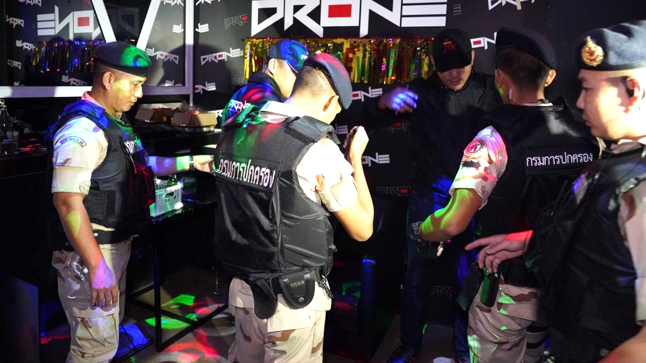 ปกครองบุกจับ 2 ผับดังเมืองร้อยเอ็ด ปล่อยเด็กเข้า-เปิดเกินเวลา ชงปิด 5 ปี