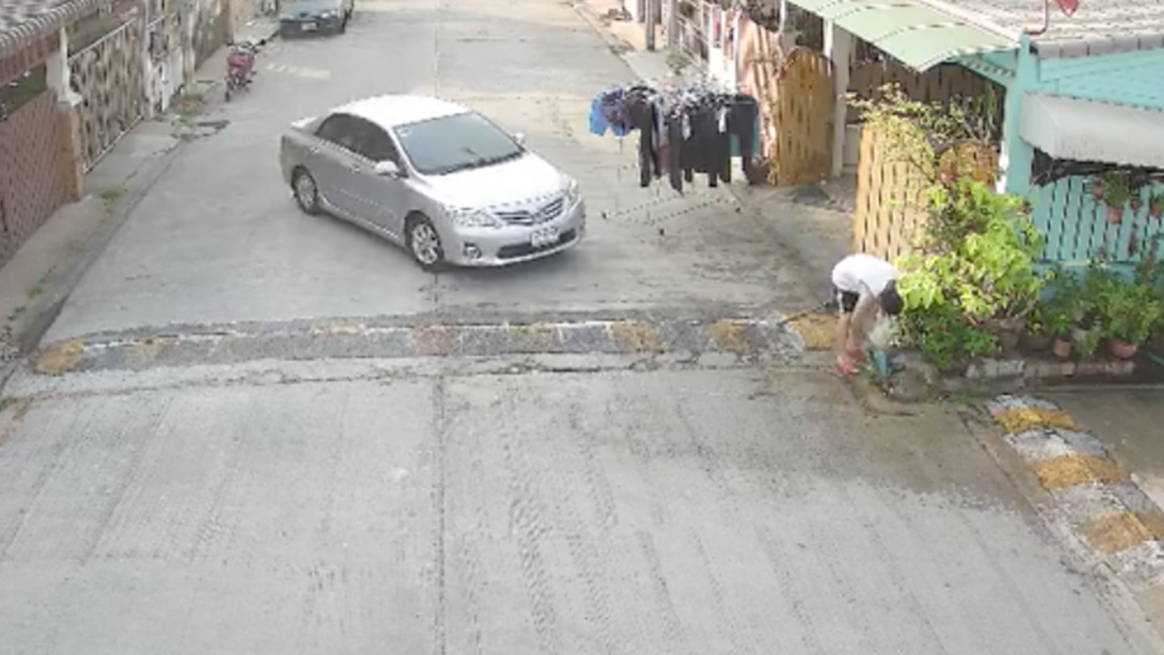 พบคลิปคนร้าย ขับเก๋งถอยหลังตั้งลำ เหยียบคันเร่งพุ่งชนเพื่อนบ้านดับคาที่