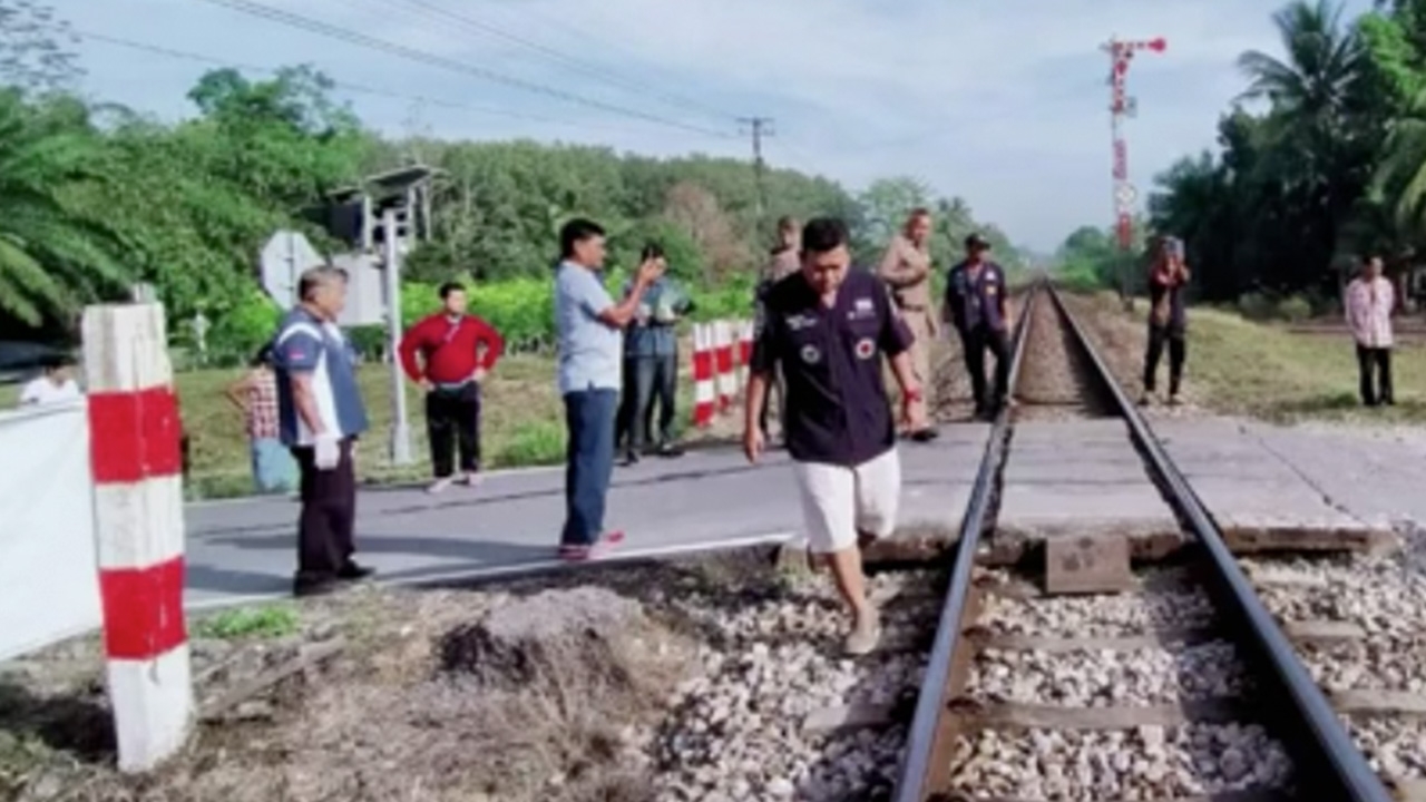 สลด ตาหูตึง ข้ามทางรถไฟ ม้าเหล็กบีบแตรใส่ เฉี่ยวกระเด็นดับคาที่