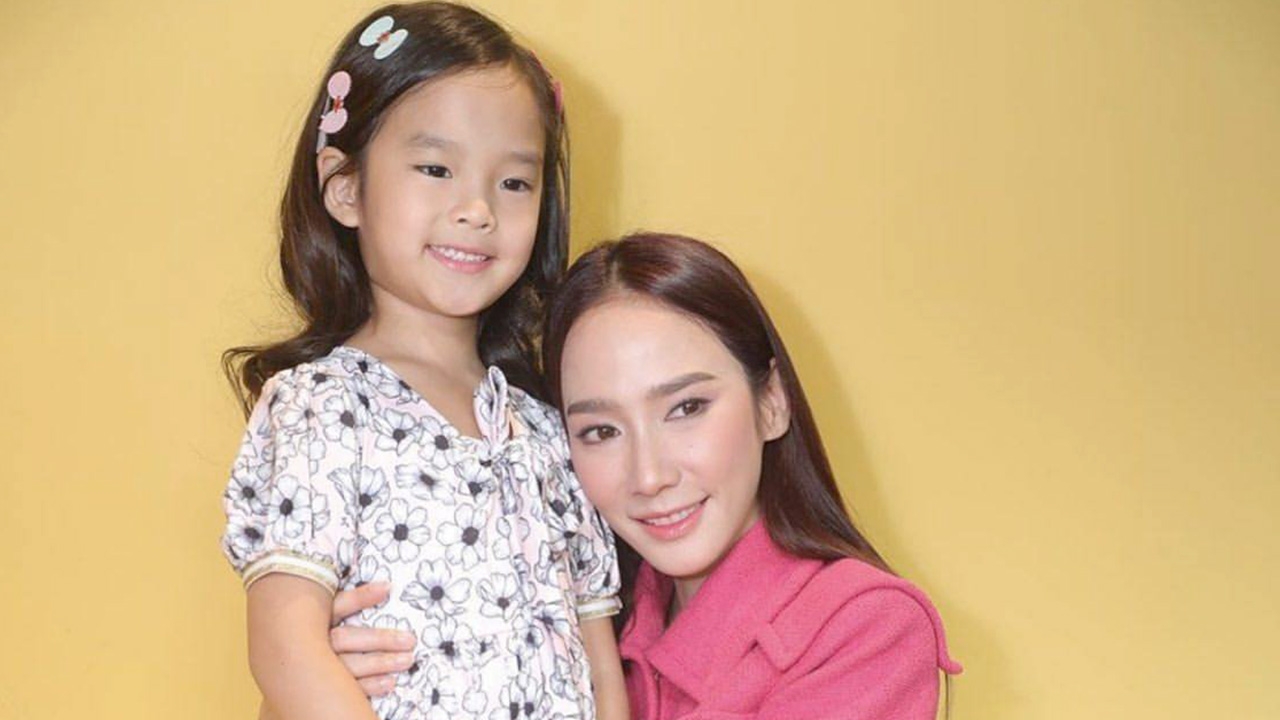 บังเอิญไปอีก แอฟ-สงกรานต์ พร้อมใจคอมเมนต์รูป อั้ม พัชราภา กอด น้องปีใหม่