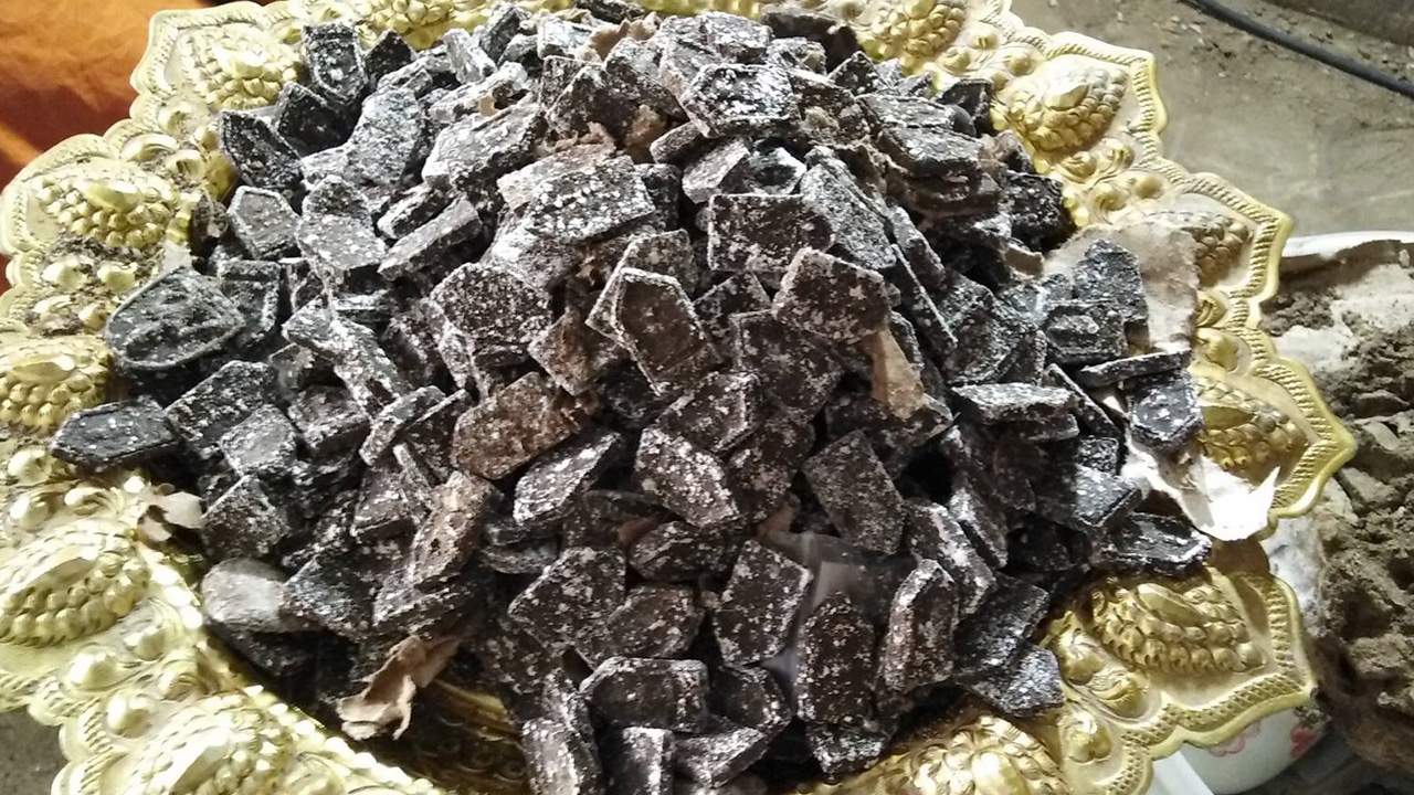 รื้อกุฏิ 'หลวงพ่อขันธ์' เกจิดังโพธาราม พบกรุพระผง 5 พิมพ์ซ่อนอยู่อื้อ