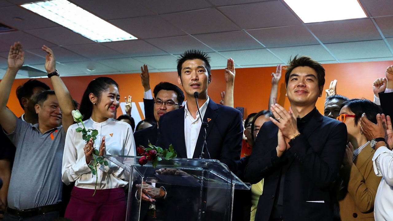 กล้าได้กล้าเสีย : อนาคตใหม่พ้นพงหนาม