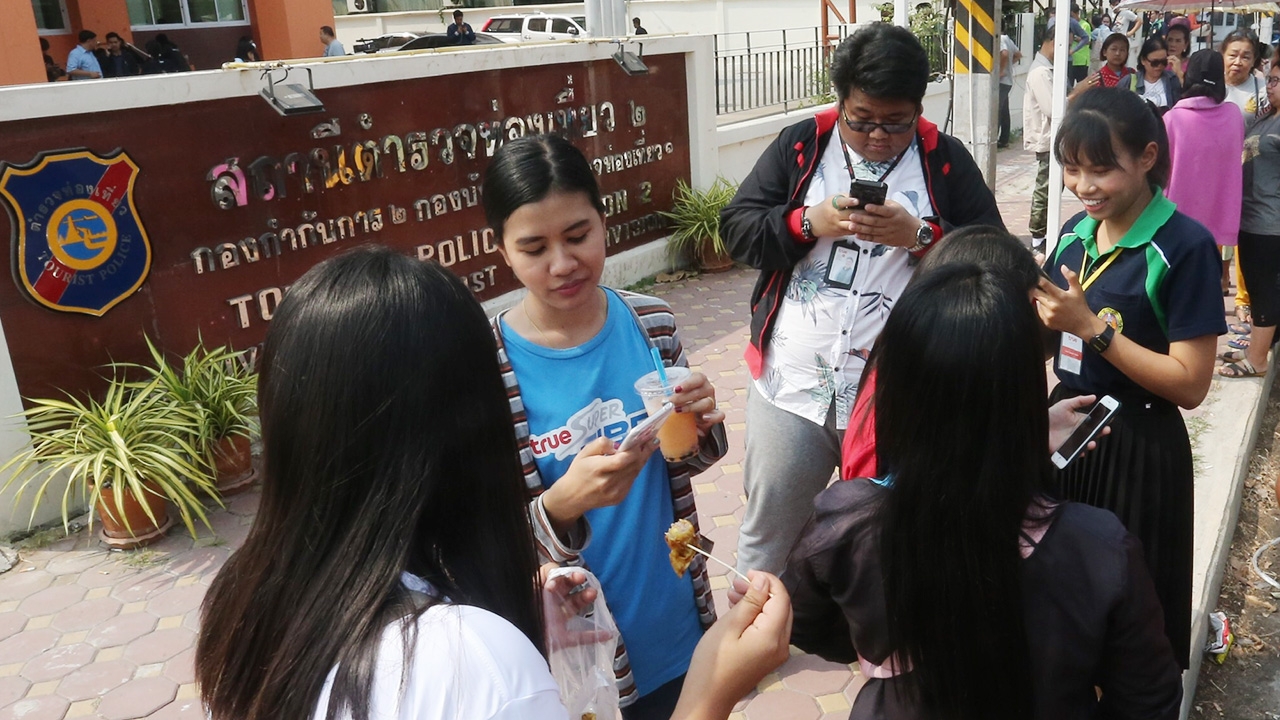 ชาวบ้านแห่ดูหน้า โจรปล้นทอง หนุ่มอุ้มลูก 2 ขวบ อยากถามทำได้ยังไง (คลิป)