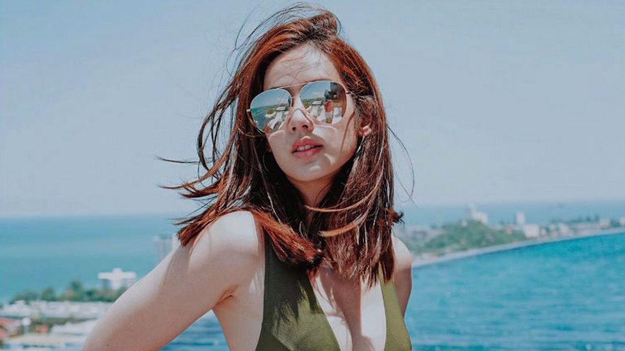 คลื่นรบกวน : เซ็กซี่ฉลองโสด "มะนาว" เที่ยวหัวหิน ใส่ชุดว่ายน้ำอวดหุ่นแซ่บ