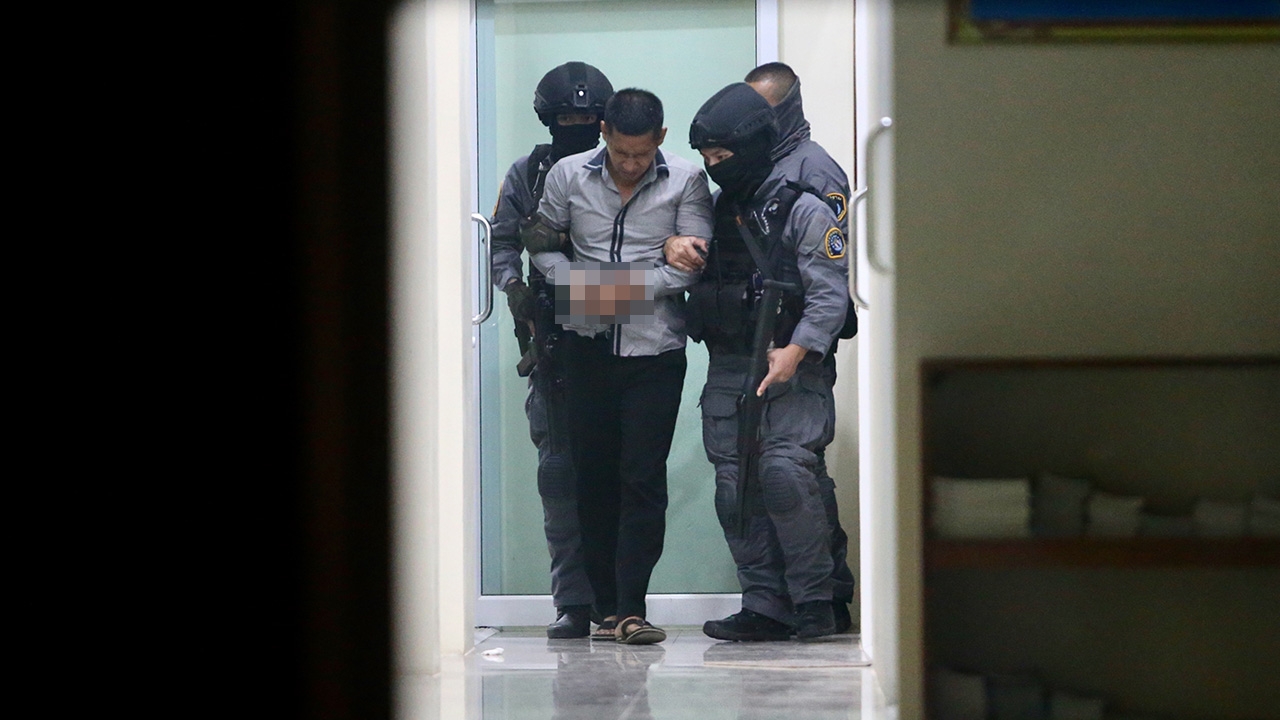 ผอ.กอล์ฟสภาพอิดโรย หนุมานคุมตัวออกจากลพบุรี หลังถูกสอบมาราธอน