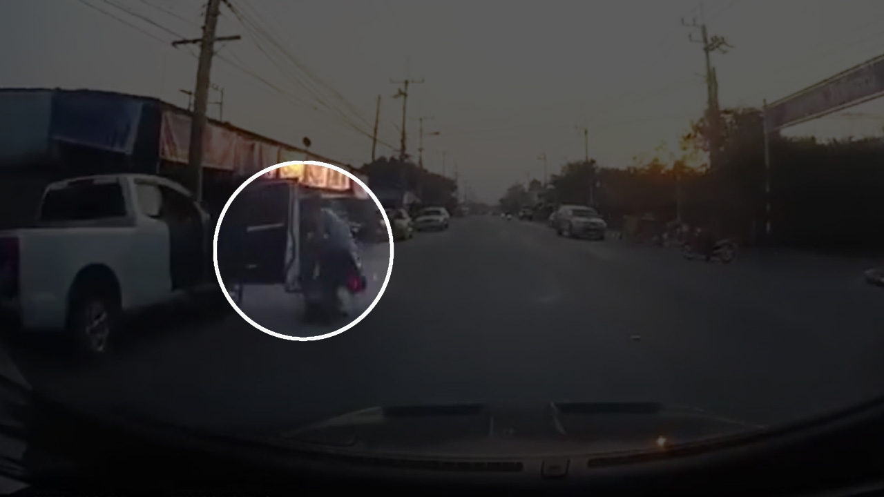 กระบะจอดขนผ้าไปซัก เปิดประตูไม่ระวัง จยย.พุ่งชนอย่างจัง เก๋งซ้ำอีก