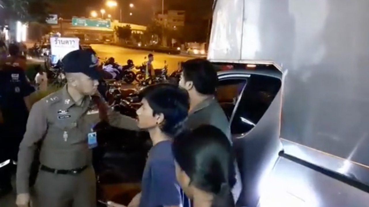 โชเฟอร์ขับรถกระบะส่งสินค้าวัย 47 ปีนอนเสียชีวิตปริศนาคารถ