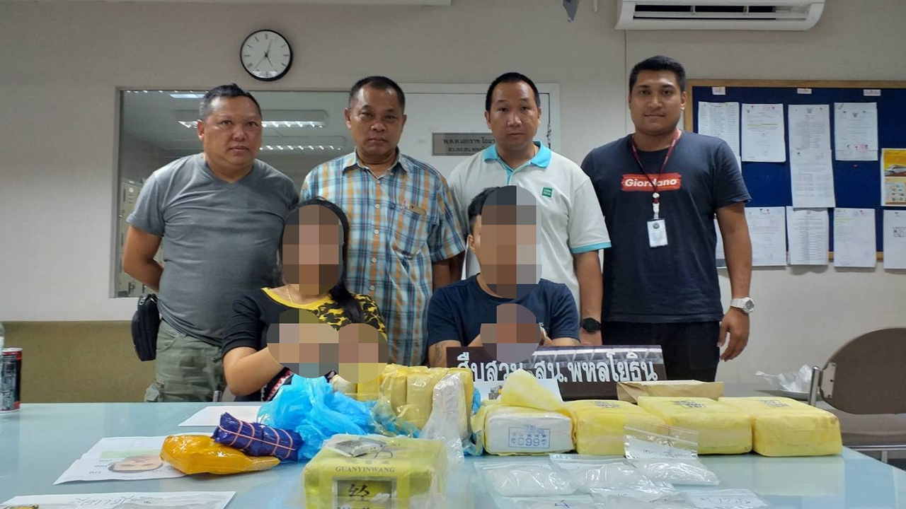 ตร.พหลโยธินรวบผัวเมียค้ายานรก ส่งขายให้วัยรุ่น ยึดของกลางได้เพียบ 