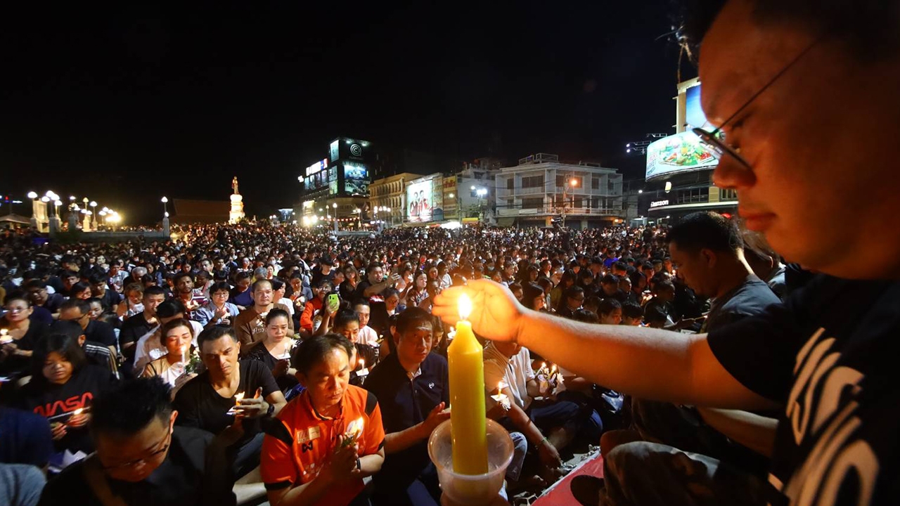 ประชาชนจุดเทียนอาลัยเหยื่อกราดยิงโคราช 30 ศพ ที่ลานอนุสาวรีย์ย่าโม