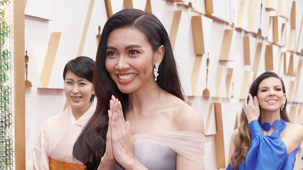 สวยโดดเด่น แก้ม วิชญาณี นักร้องหญิงไทยคนแรกบนพรมแดงออสการ์