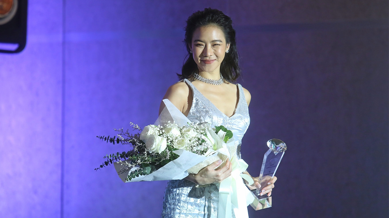 "คริส" สวยเซ็กซี่เวทีไฟลุก เปิดฉากละคร “เนื้อใน” (คลิป)