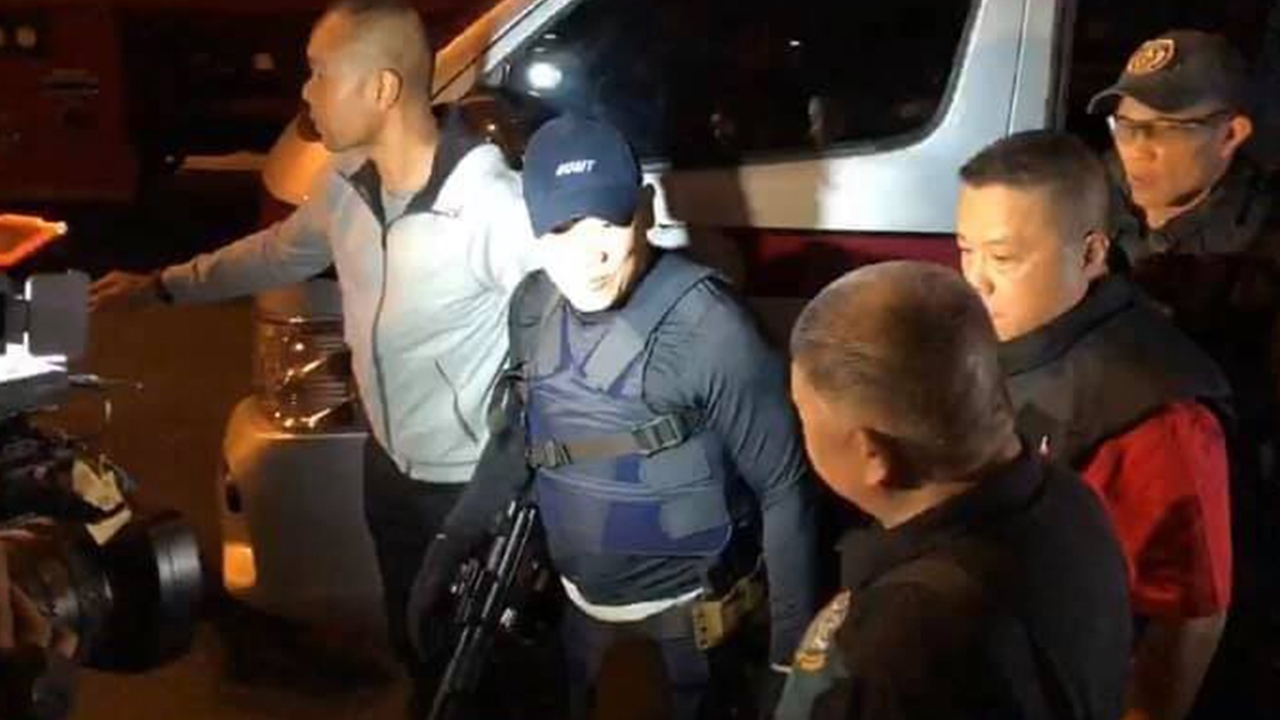 “บิ๊กแป๊ะ” ถึงโคราช สวมเสื้อเกราะ-สะพายปืน บัญชาการด้วยตัวเอง