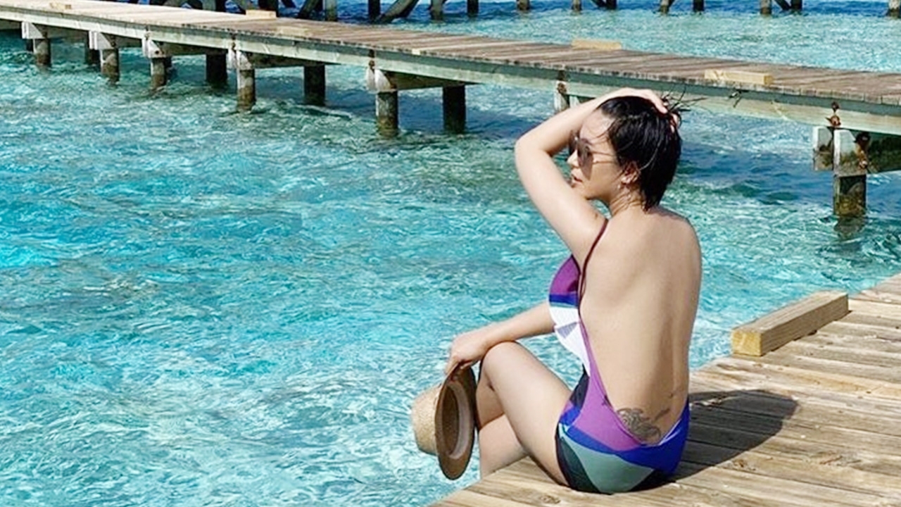 จุ๋ย ใส่วันพีซสุดแซ่บนั่งชิลกลางมัลดีฟส์ พุฒ รีบเข้ามาบอกขอให้ลบ