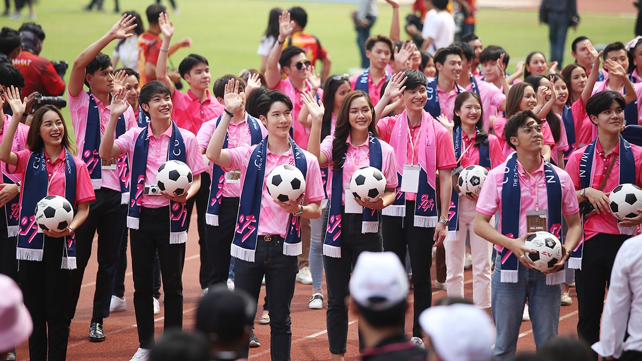 พาส่อง หนุ่มหล่อสาวสวย งานฟุตบอลประเพณี "จุฬาฯ-ธรรมศาสตร์" ครั้งที่ 74