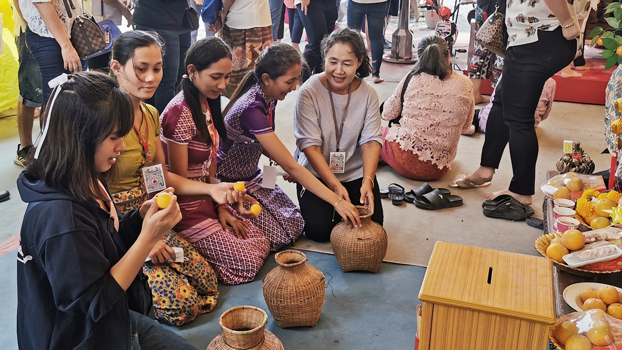 สาวพม่า ชวนเพื่อนเข้าวัดทำบุญวันพระใหญ่ ดีใจได้ "เลขเด็ด" เสี่ยงโชค